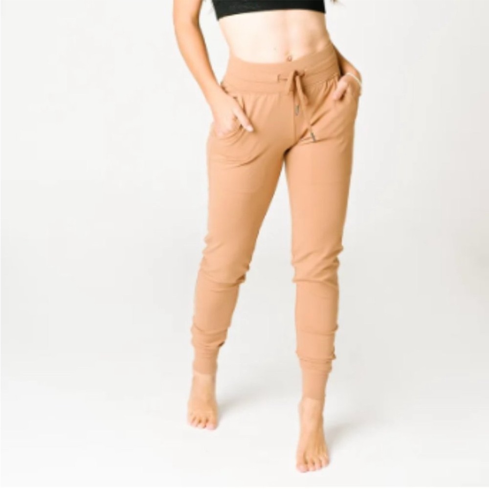 Zyia active Ascend Joggers Camel size small EUC